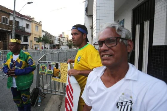 Fãs de Pelé já fazem fila para acompanhar velório na Vila Belmiro