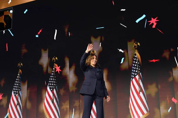 Imagem colorida de Kamala na convenção democrata