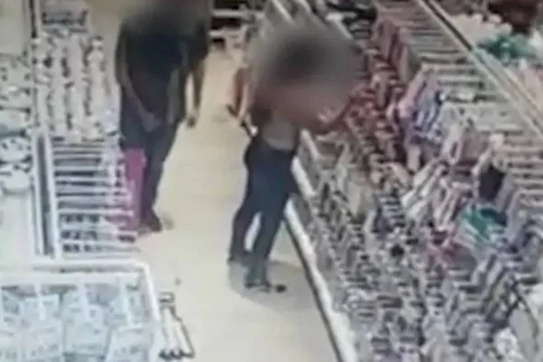 Vídeo: mãe denuncia abuso sexual de filha dentro de loja em shopping