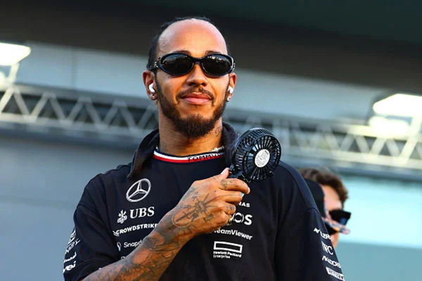 Imagem colorida de Lewis Hamilton - Metrópoles