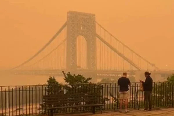Imagem mostra local de Nova iorque imerso em fumaça - Metrópoles