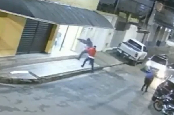 Momento em que atiradores disparam contra escritório