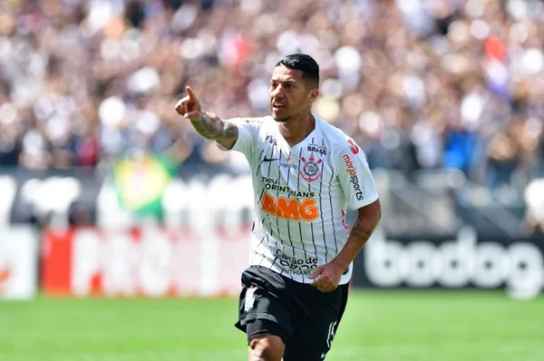 Corinthians vence mais uma na Arena sobre o Vasco e entra no G4