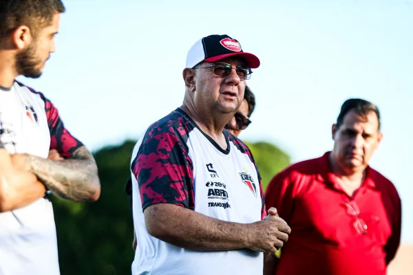 Treinador Marcelo Vilar com sua comissão em treino do Ferroviário-CE