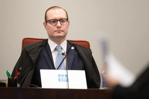Ministro do STF Cristiano Zanin no segundo dia do julgamento do ex-presidente Jair Bolsonaro (PL) e de mais sete aliados, na Primeira Turma do Supremo Tribunal Federal (STF) - Metrópoles