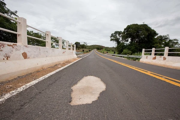 Asfalto próximo à fazenda de Liliane se desmancha 4 meses após obra