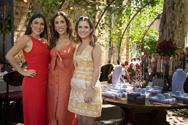Ana Luiza Favato reúne amigas em almoço para lançar a Amuse Joalheria