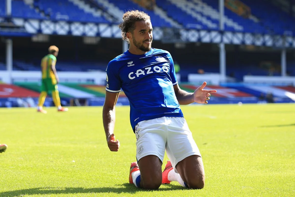 Calvert-Lewin é um atacante inglês de 23 anos. Ele começou sua carreira no Sheffield United e está no Everton desde 2016/17 Calvert-Lewin é um atacante inglês de 23 anos. Ele começou sua carreira no Sheffield United e está no Everton desde 2016/17
