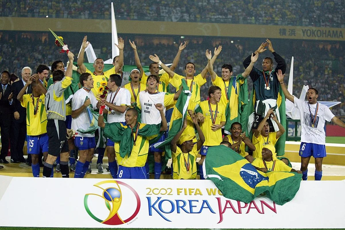 Jogadores brasileiros comemoram após vencer a partida final da Copa do Mundo FIFA 2002 Jogadores brasileiros comemoram após vencer a partida final da Copa do Mundo FIFA 2002