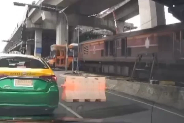 Acidente entre trem e ônibus deixa 8 mortos na TailândiaAcidente entre trem e ônibus deixa 8 mortos na Tailândia