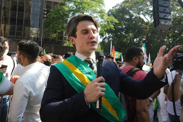 “O autoritarismo detesta o riso”, diz humorista que imitou Bolsonaro