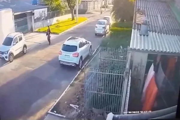Mulher é presa por atuar como “piloto de fuga” na execução de 2 homens