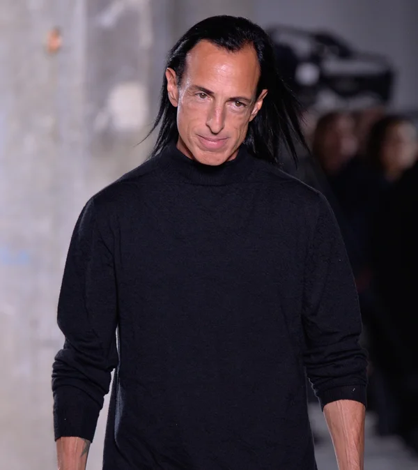 Rick Owens é acusado de plágio por desfilar com modelos penduradas e amarradas
