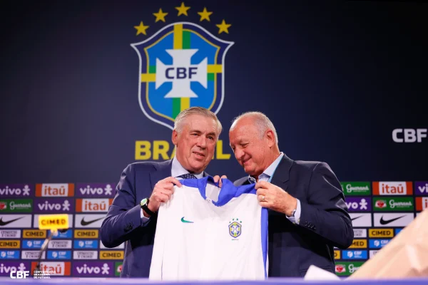 Carlo Ancelotti e Felipão em homenagem ao pentacampeão