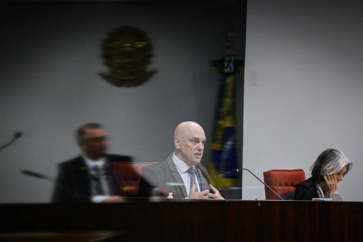 A Primeira Turma do Supremo Tribunal Federal (STF) retomou, na manhã desta terça-feira (21/10), o julgamento do núcleo 4, conhecido como o grupo de desinformação, no âmbito do processo referente à tentativa de golpe de Estado após as eleições de 2022. No total, são sete réus acusados pela Procuradoria-Geral da República (PGR) de propagar notícias falsas sobre as urnas eletrônicas. A Primeira Turma do Supremo Tribunal Federal (STF) retomou, na manhã desta terça-feira (21/10), o julgamento do núcleo 4, conhecido como o grupo de desinformação, no âmbito do processo referente à tentativa de golpe de Estado após as eleições de 2022. No total, são sete réus acusados pela Procuradoria-Geral da República (PGR) de propagar notícias falsas sobre as urnas eletrônicas.