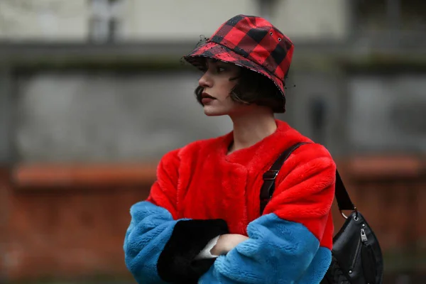 Fashionista com bucket hat