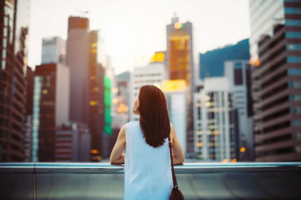 foto colorida mulher olhando para o horizonte