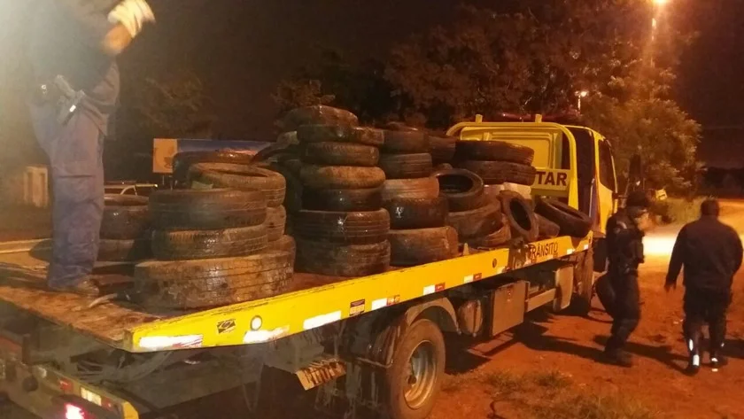 PMDF apreende pneus que seriam utilizados em protestos - imagem 1 PMDF apreende pneus que seriam utilizados em protestos - imagem 1