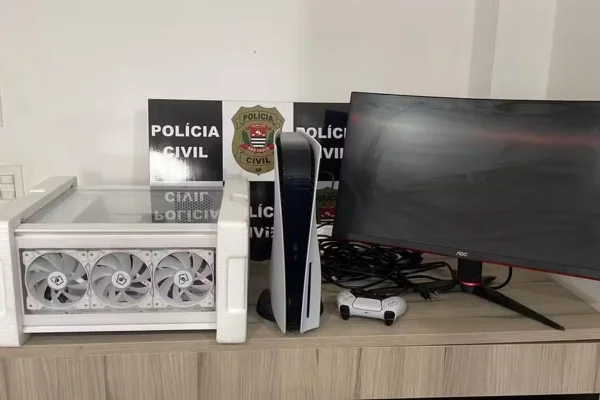 Imagem colorida mostra videogame apreendido com golpista preso. Metrópoles