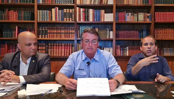 Após férias com funk na lancha, Bolsonaro faz live em Brasília