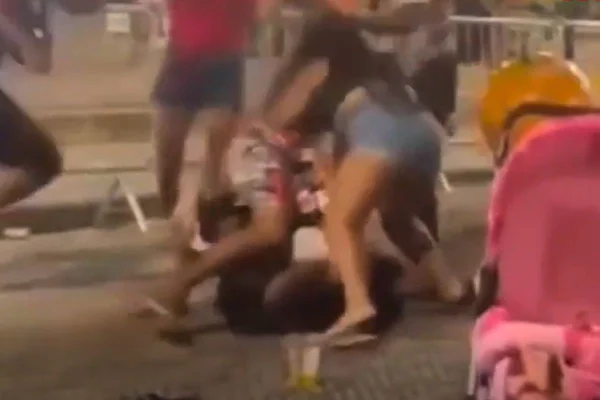pessoas brigam na praça do centro de Iguapé