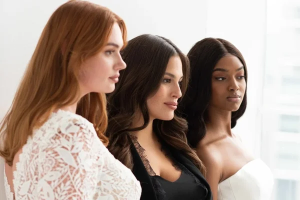 Ashley Graham assina coleção de vestidos de noiva plus size
