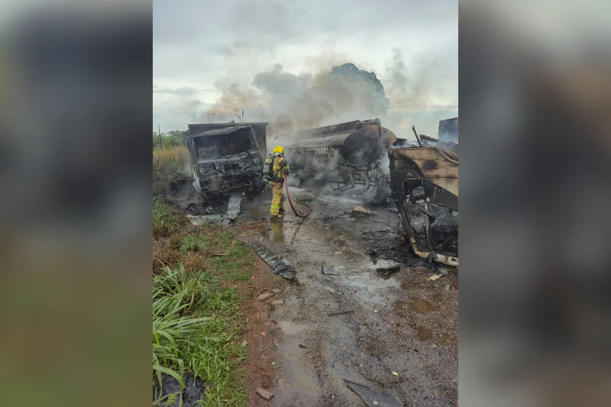 Caminhões batem e pegam fogo na BR-497 Caminhões batem e pegam fogo na BR-497
