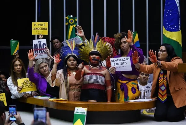 Deputadas do PSol e a ministra dos Povos Indígenas, Sonia Guajajara, protestam contra a aprovação do marco temporal na Câmara