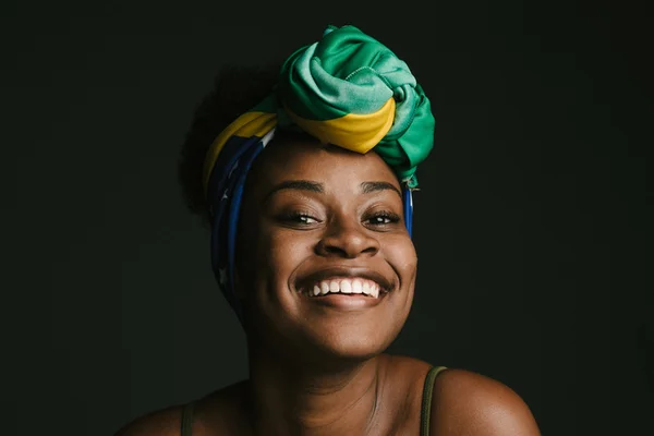 Imagem colorida de mulher brasileira