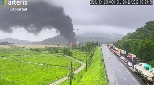 Chuva pode ter causado grande incêndio químico em Santa Catarina