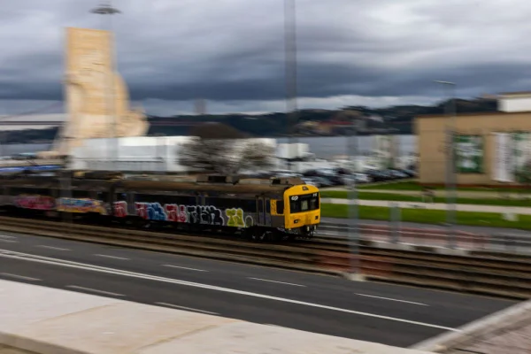 Imagem colorida de trem em dia nublado em Lisboa, Portugal - Metrópoles