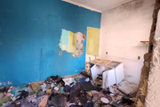 Entulho e lixo em casa descaracterizada na Favela do Moinho. Crianças usam espaços como cenários de brincadeiras