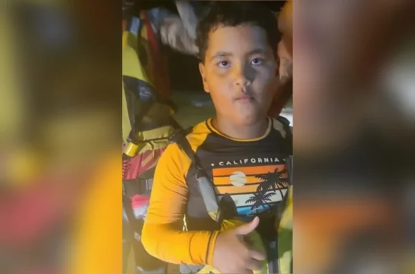 imagem colorida menino resgatado apos ficar 8h a deriva no rj