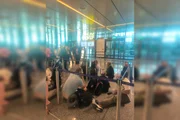 Pessoas pelo chão do no aeroporto Pessoas pelo chão do no aeroporto