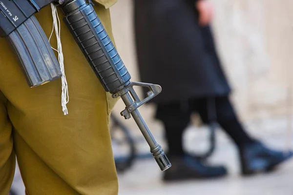 Foto colorida de um soldado de Israel, em Jerusalém - Metrópoles