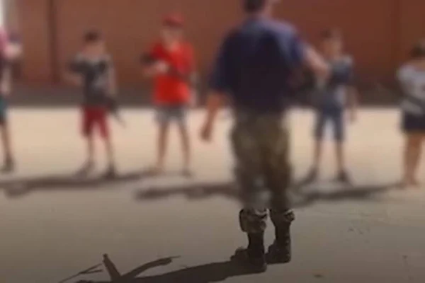 Crianças com simulacros de arma de fogo - Metrópoles