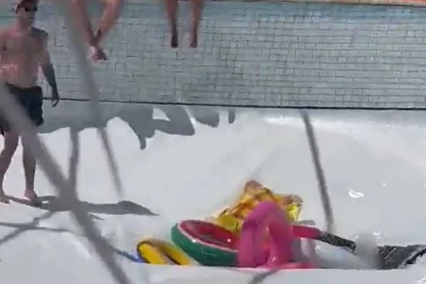 Vídeo: cratera se abre no fundo de piscina e homem morre ao ser sugado