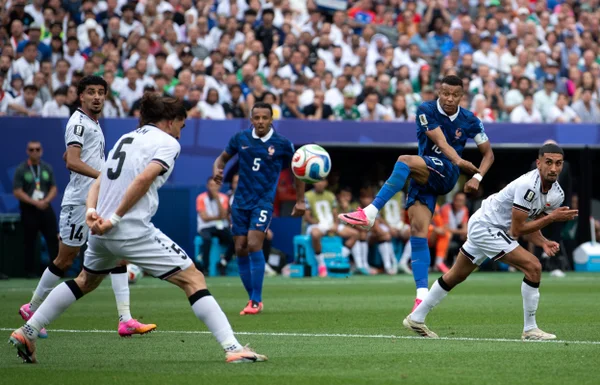 Kylian Mbappé marca gol para a França diante do Iraque na Copa do Mundo