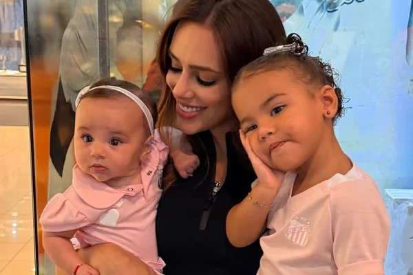 Bruna Biancardi monta árvore de Natal ao lado de Neymar e das filhas - Metrópoles