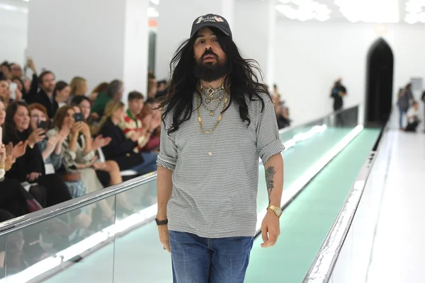 Alessandro Michele, um homem branco com barba, na passarela da Gucci, usando boné - Metrópoles
