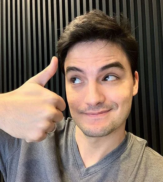 Felipe Neto dá "joia" ao posar para foto
