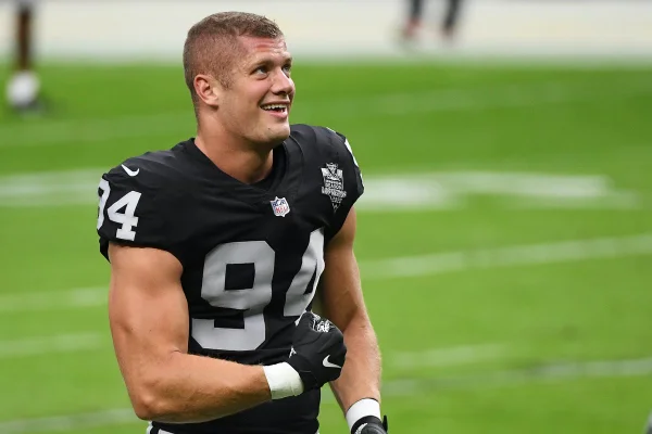 Após ter se assumido gay, Carl Nassib tem a camisa mais vendida da NFL