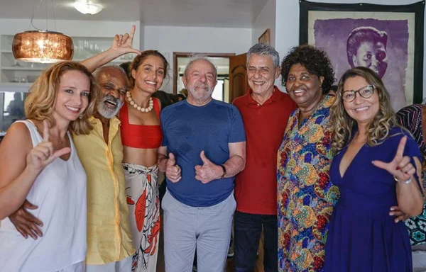 No Rio, Lula se encontra com Chico Buarque e Camila Pitanga