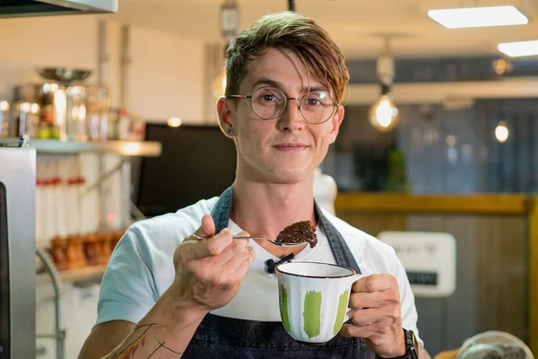 Merenda de Solteiro: aprenda a fazer um bolo de caneca de Nutella