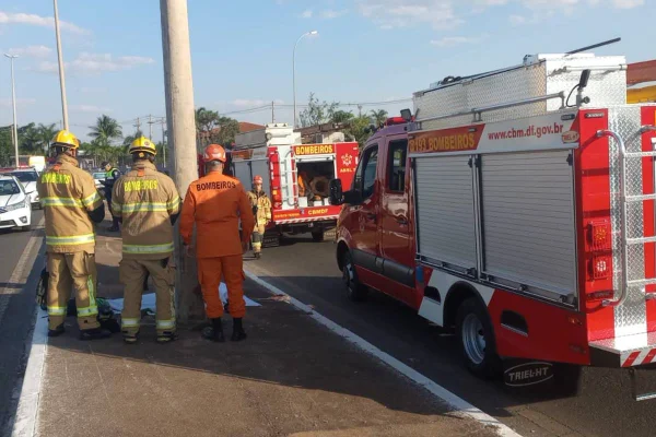 Adolescente morre após bater moto contra poste próximo à Ponte JK