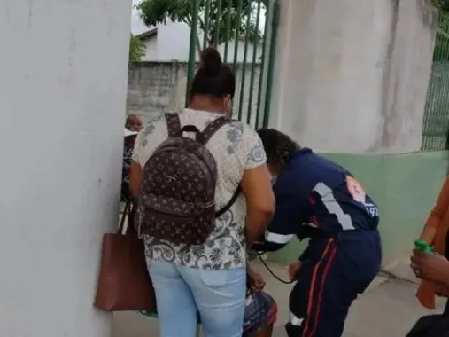 funcionarios-escola-passam-mal-dedetizacao-metropoles