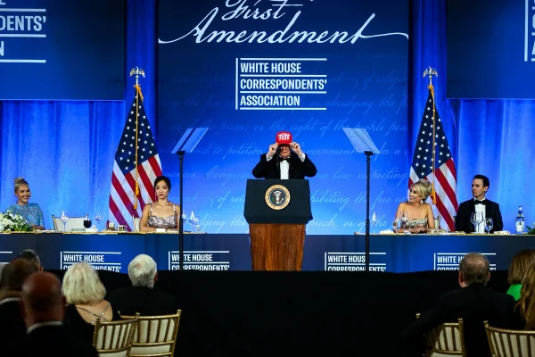 Trump com boné: Trump 2028