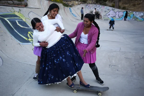 Pollera boliviana: da imposição colonial às pistas de skate - destaque galeria Pollera boliviana: da imposição colonial às pistas de skate - destaque galeria