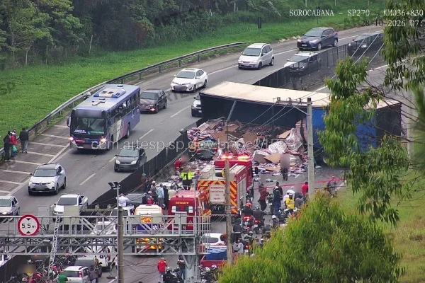 Imagem colorida mostra acidente com carga de refri na Raposo Tavares. Metrópoles