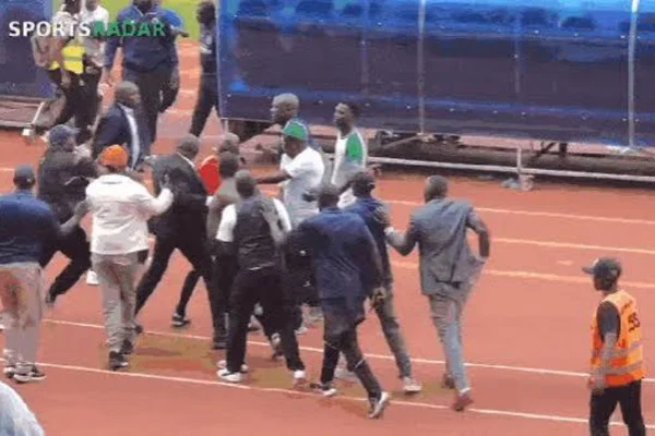 Árbitro no Quênia é perseguido em campo após assinalar pênalti em partida